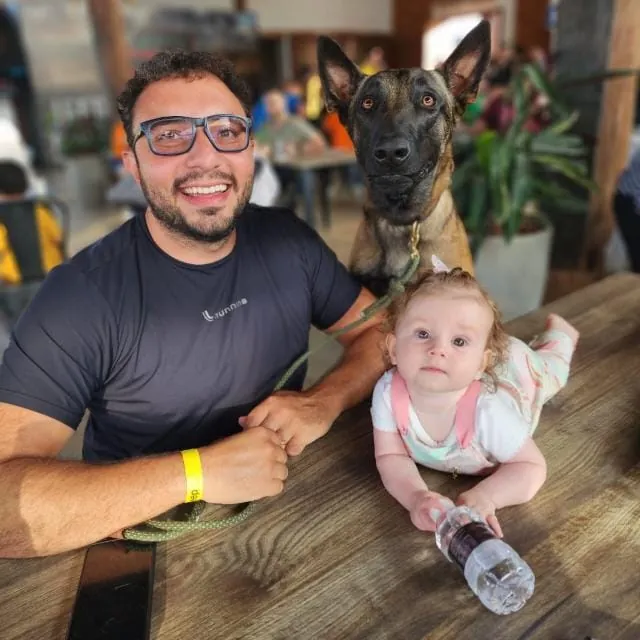Henrique Perez, cinotecnista da Personal DOG, com sua filha e seu pastor belga malinois